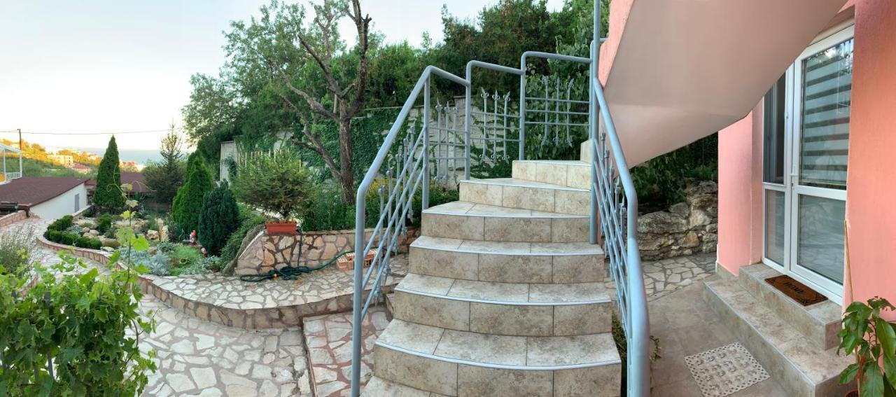 Sunray Guest House, Private Rooms & Apartment With Lovely Sea View Варна Экстерьер фото