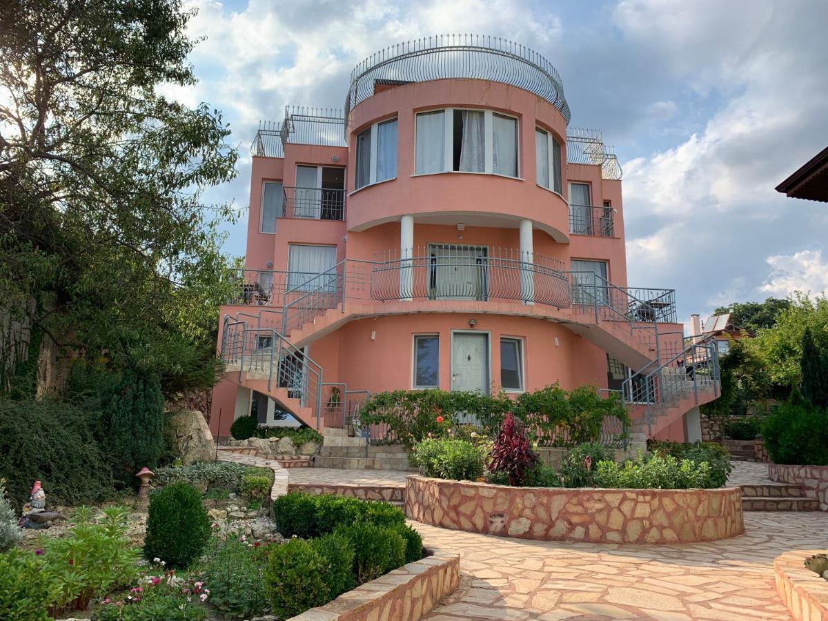 Sunray Guest House, Private Rooms & Apartment With Lovely Sea View Варна Экстерьер фото
