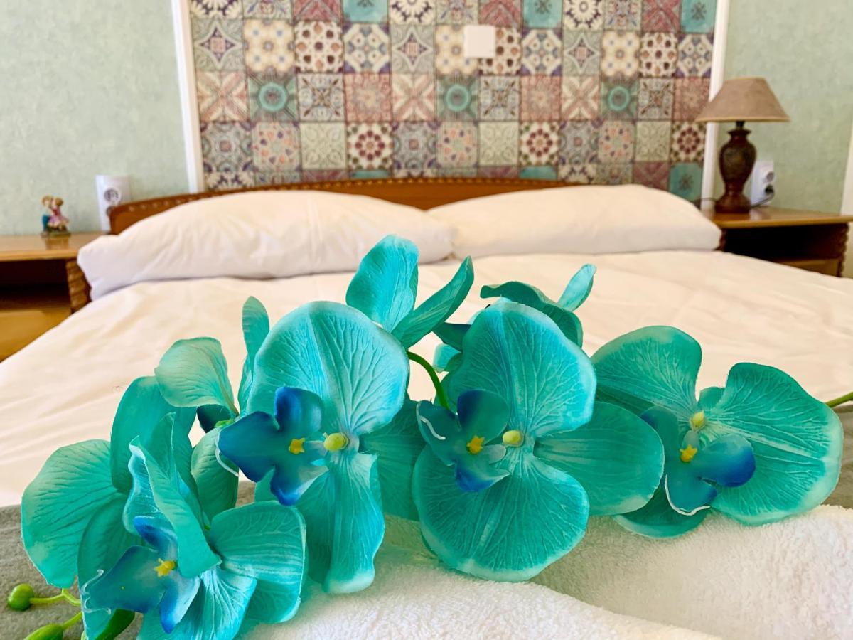 Sunray Guest House, Private Rooms & Apartment With Lovely Sea View Варна Экстерьер фото