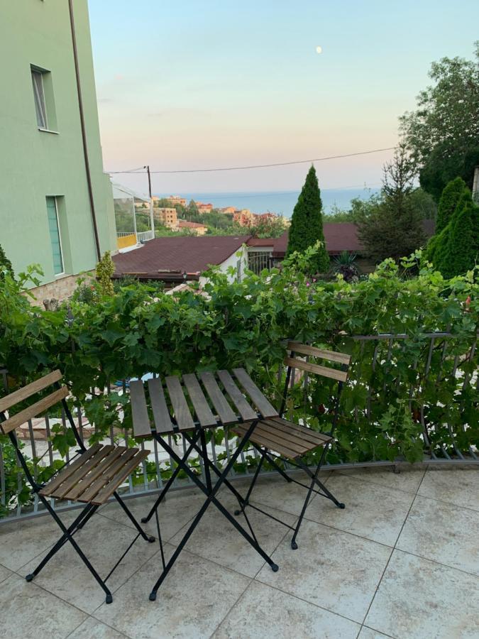 Sunray Guest House, Private Rooms & Apartment With Lovely Sea View Варна Экстерьер фото