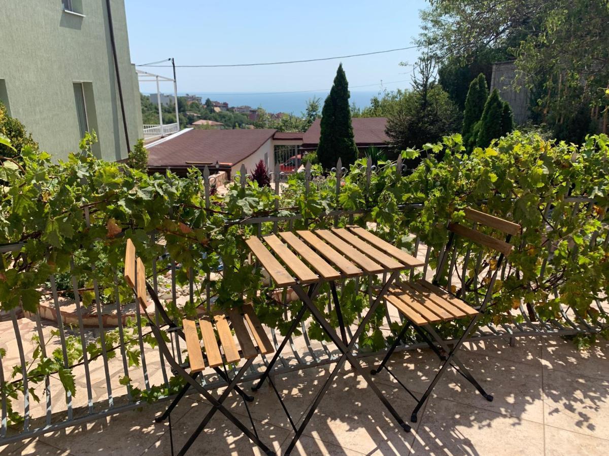 Sunray Guest House, Private Rooms & Apartment With Lovely Sea View Варна Экстерьер фото
