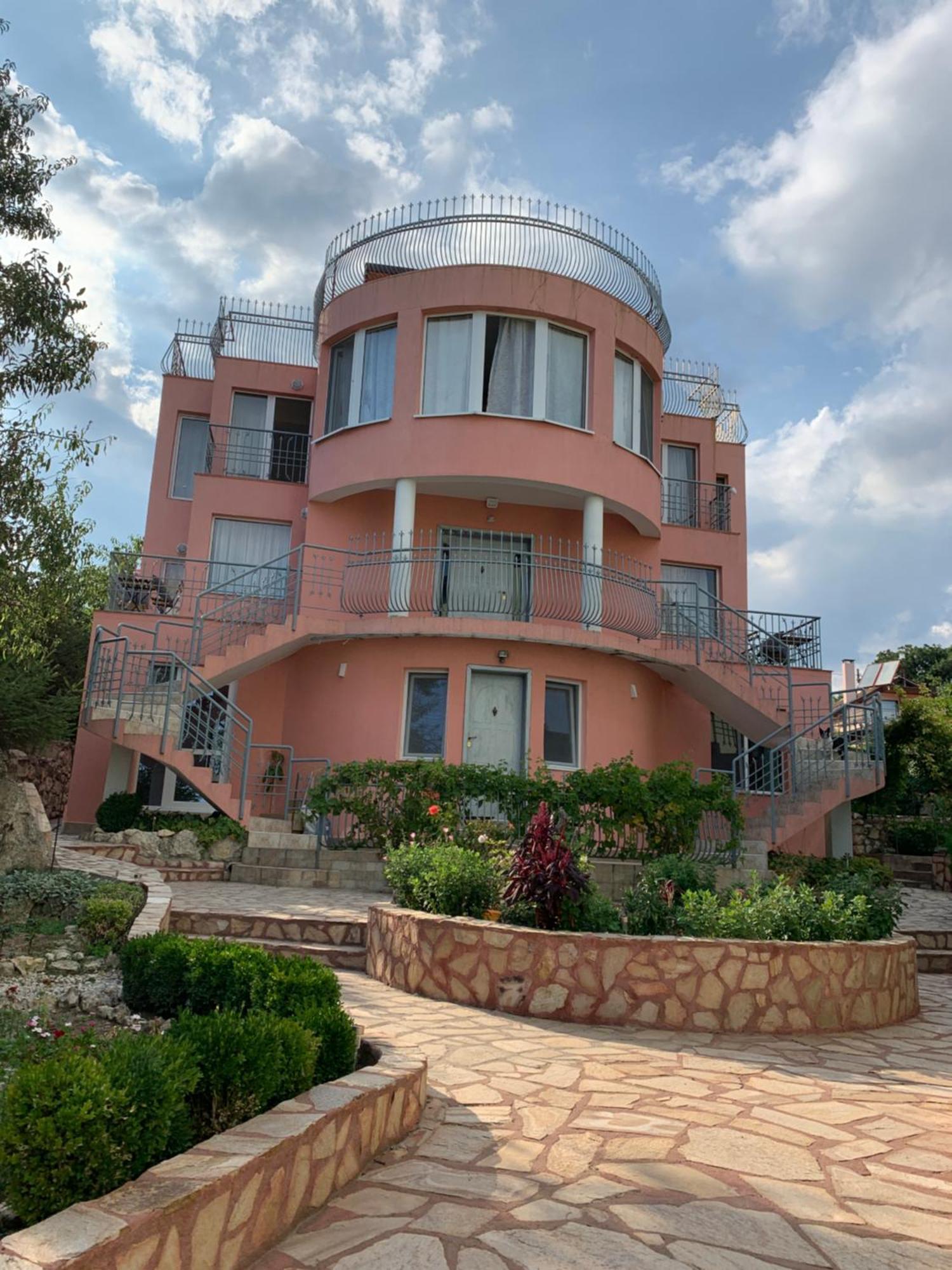 Sunray Guest House, Private Rooms & Apartment With Lovely Sea View Варна Экстерьер фото