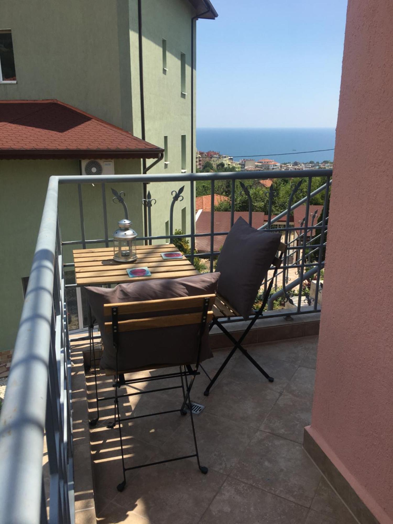 Sunray Guest House, Private Rooms & Apartment With Lovely Sea View Варна Экстерьер фото