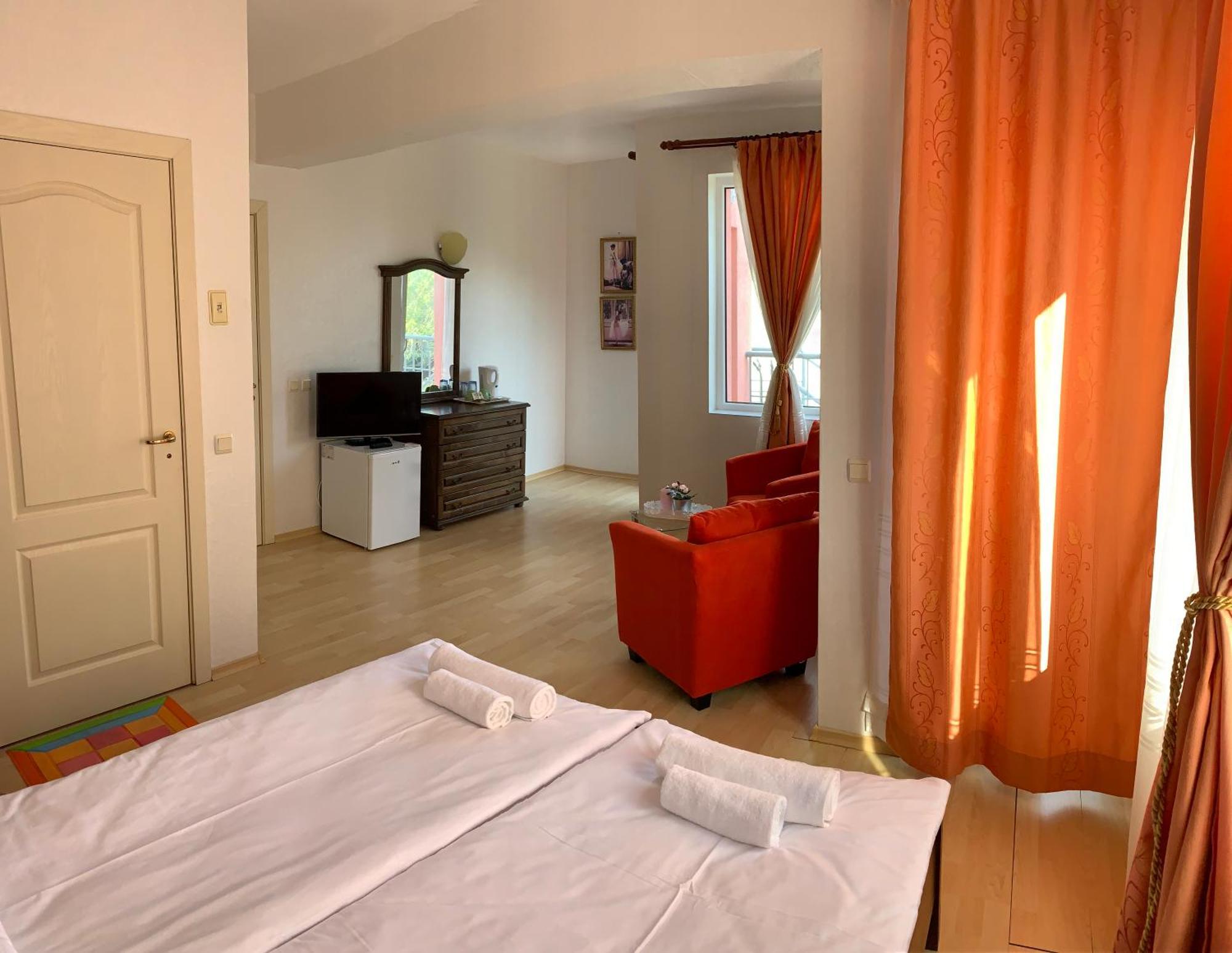 Sunray Guest House, Private Rooms & Apartment With Lovely Sea View Варна Экстерьер фото