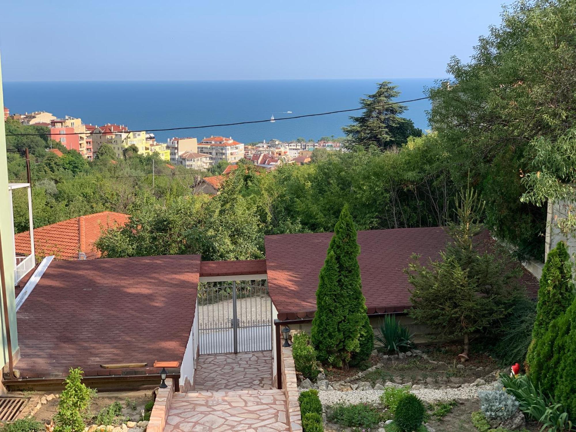 Sunray Guest House, Private Rooms & Apartment With Lovely Sea View Варна Экстерьер фото