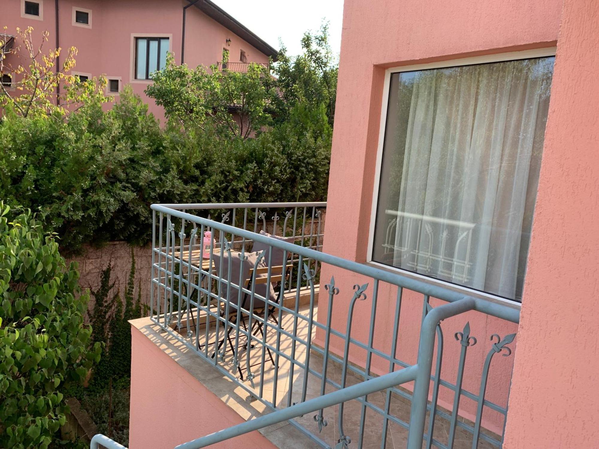 Sunray Guest House, Private Rooms & Apartment With Lovely Sea View Варна Экстерьер фото