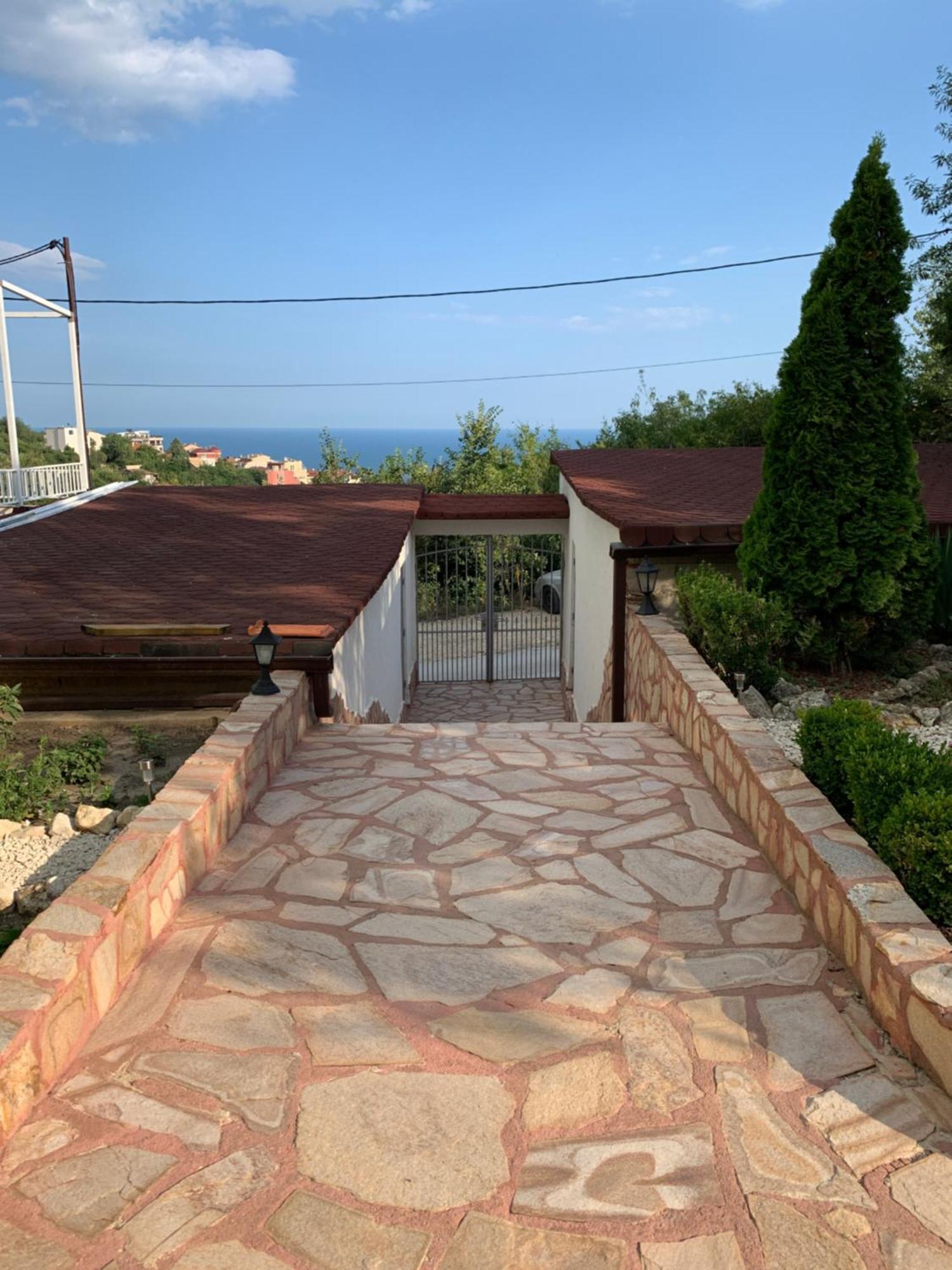 Sunray Guest House, Private Rooms & Apartment With Lovely Sea View Варна Экстерьер фото