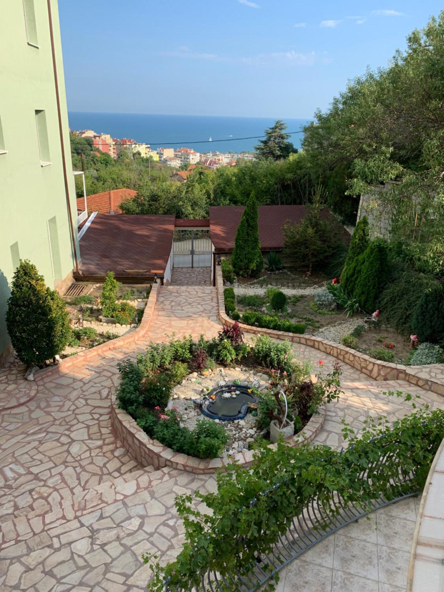 Sunray Guest House, Private Rooms & Apartment With Lovely Sea View Варна Экстерьер фото