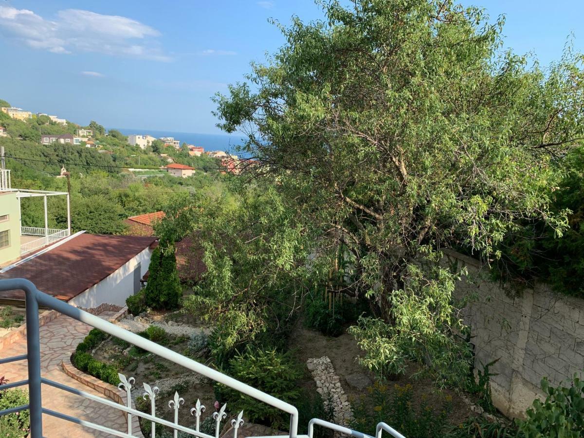 Sunray Guest House, Private Rooms & Apartment With Lovely Sea View Варна Экстерьер фото