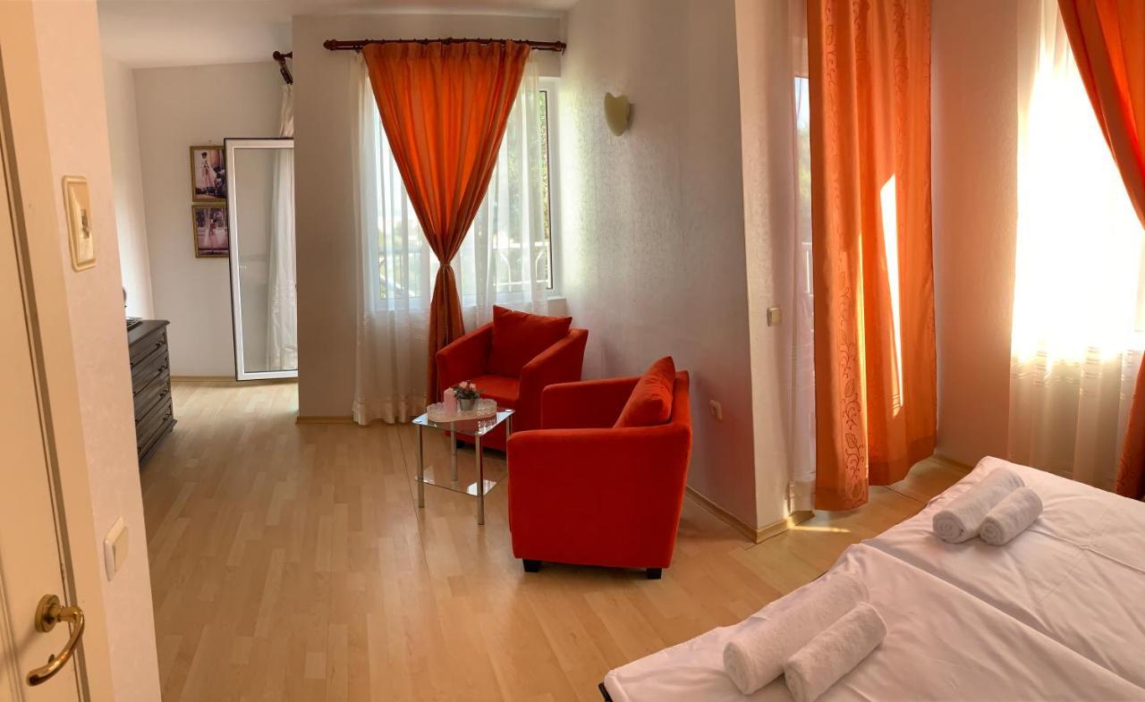 Sunray Guest House, Private Rooms & Apartment With Lovely Sea View Варна Экстерьер фото